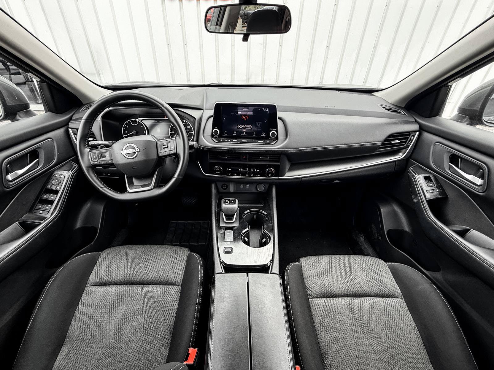 Used 2025 Nissan Rogue SV FWD image 14