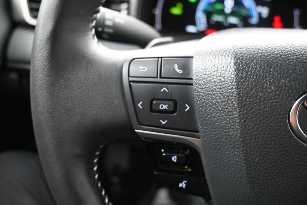 Used 2025 Toyota Camry SE w/ Convenience Package FWD image 18
