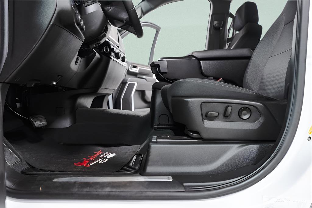 Used 2025 Chevrolet Silverado 2500 LT w/ Convenience Package image 25