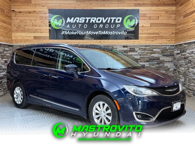 Used 2018 Chrysler Pacifica Touring-L FWD image 1