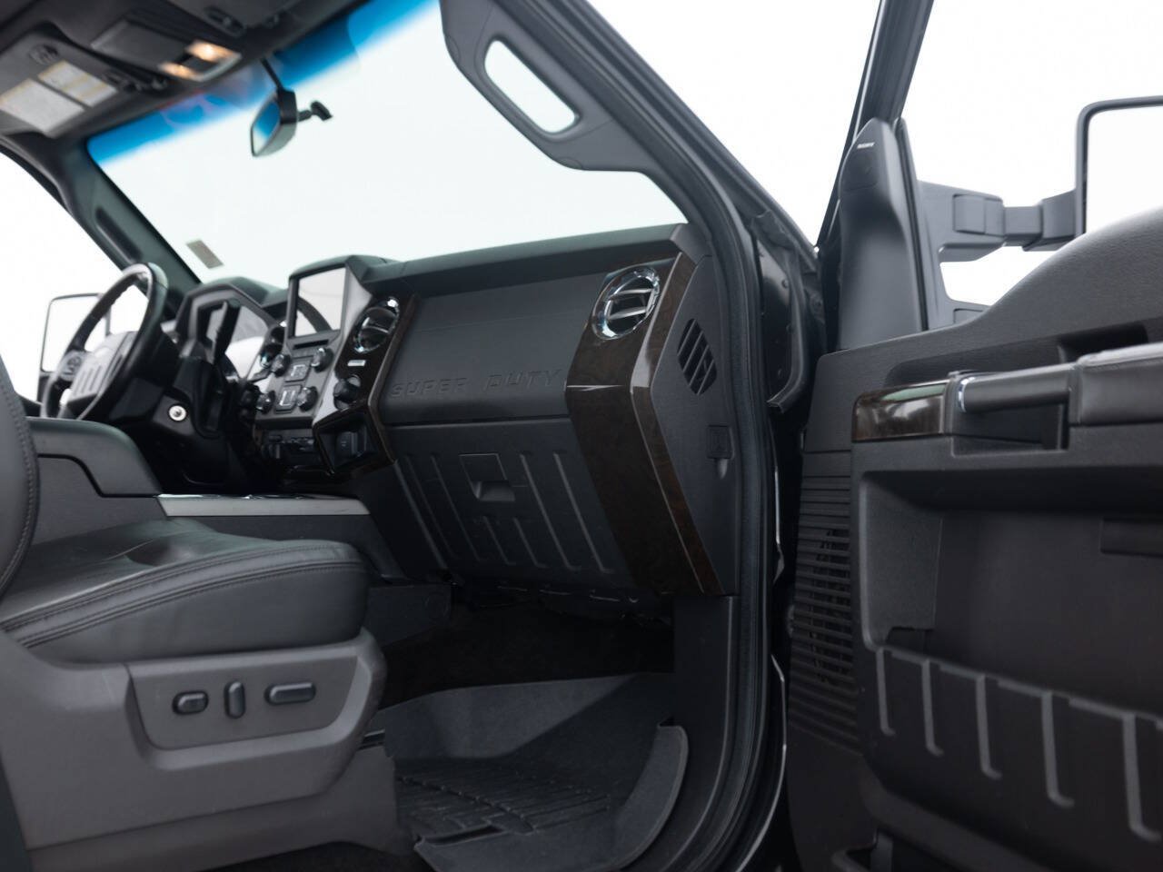 Used 2015 Ford F250 Platinum w/ FX4 Off-Road Package AWD/4WD image 35