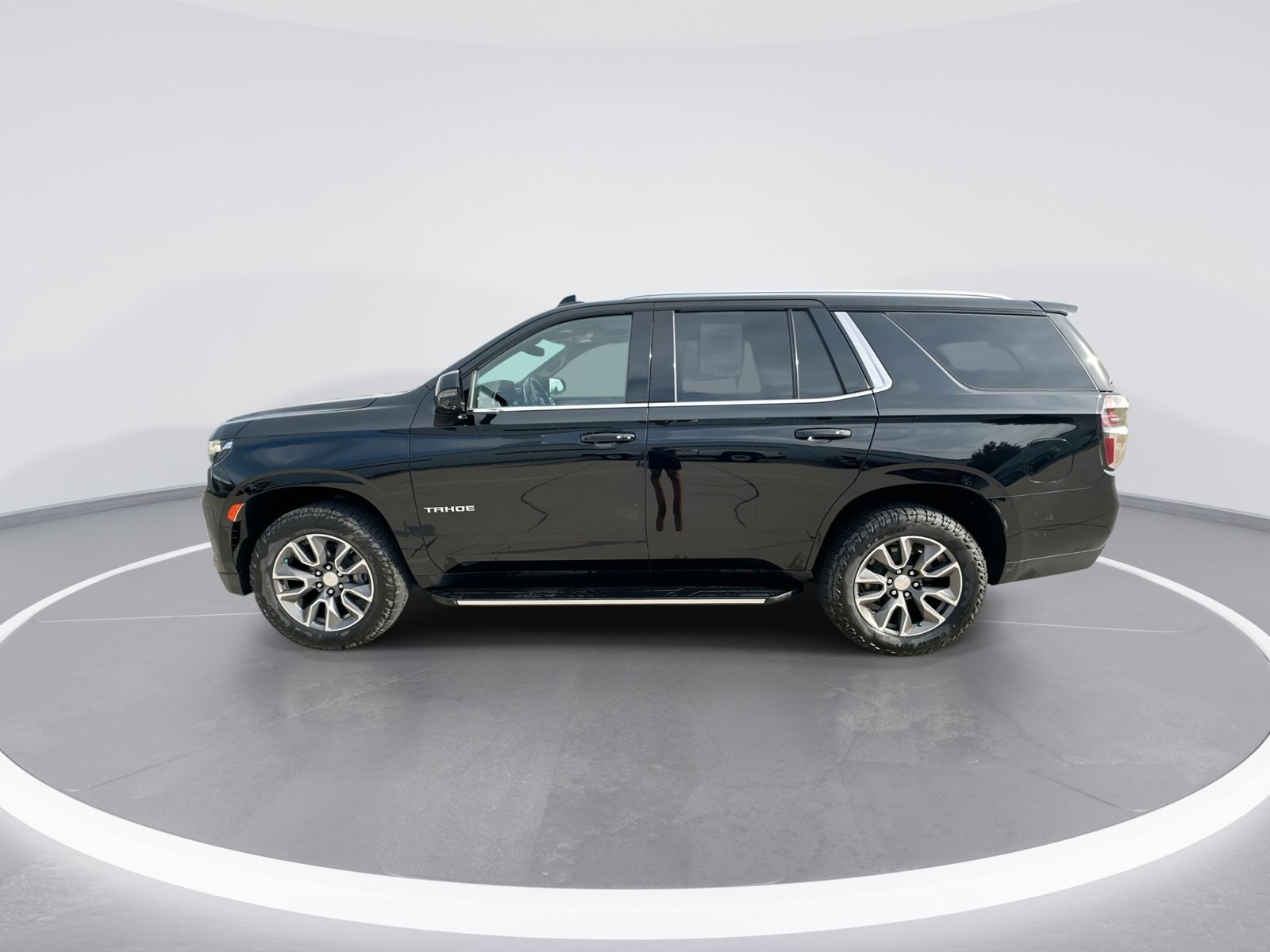 Certified 2023 Chevrolet Tahoe LT w/ Luxury Package AWD/4WD image 5