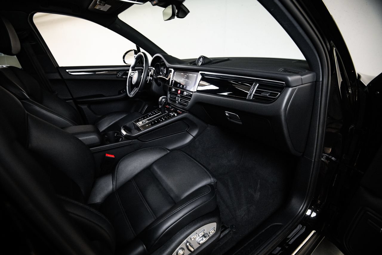 Certified 2024 Porsche Macan AWD/4WD image 28