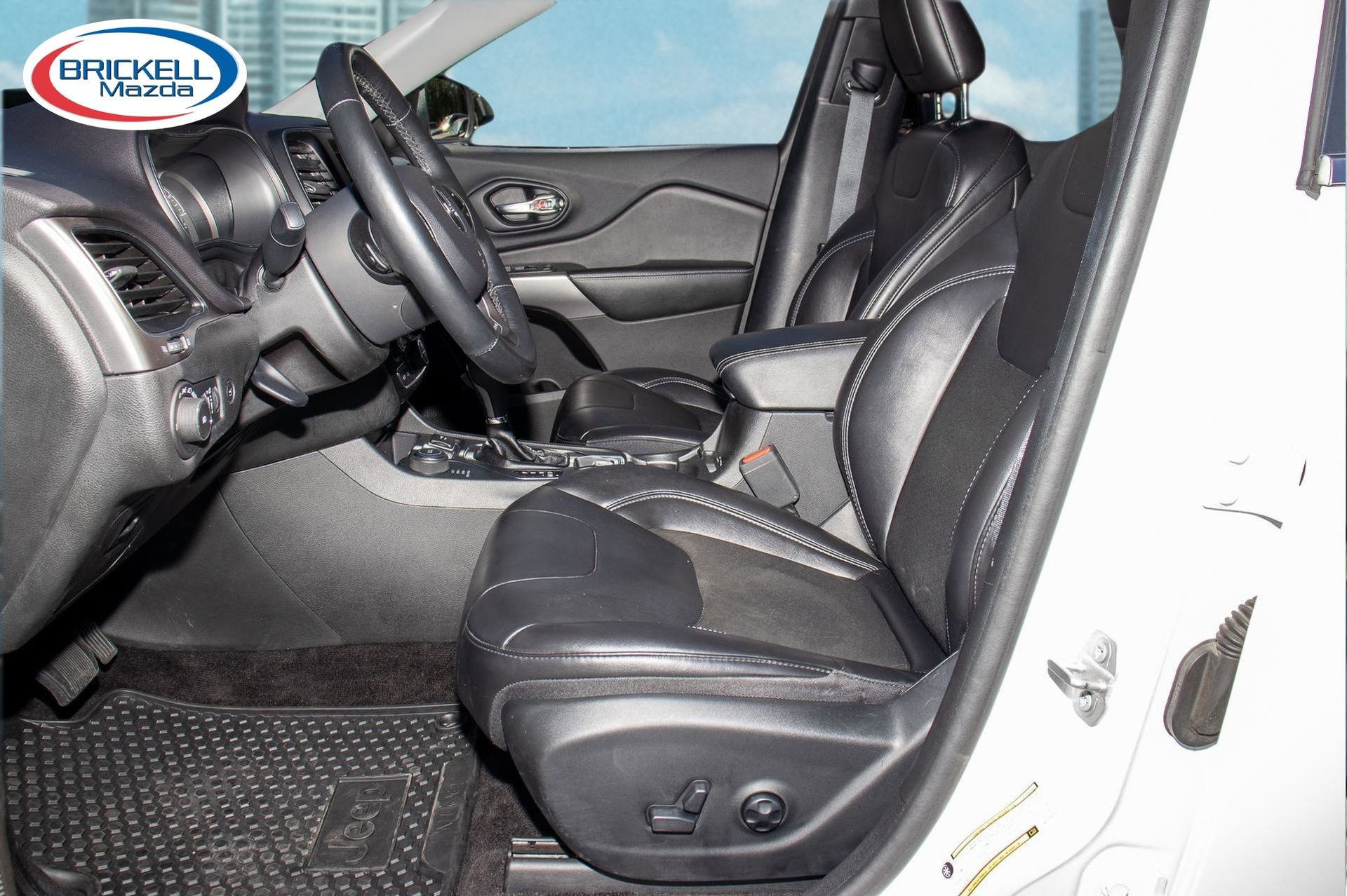 Used 2019 Jeep Cherokee Latitude Plus w/ Comfort/Convenience Group image 6
