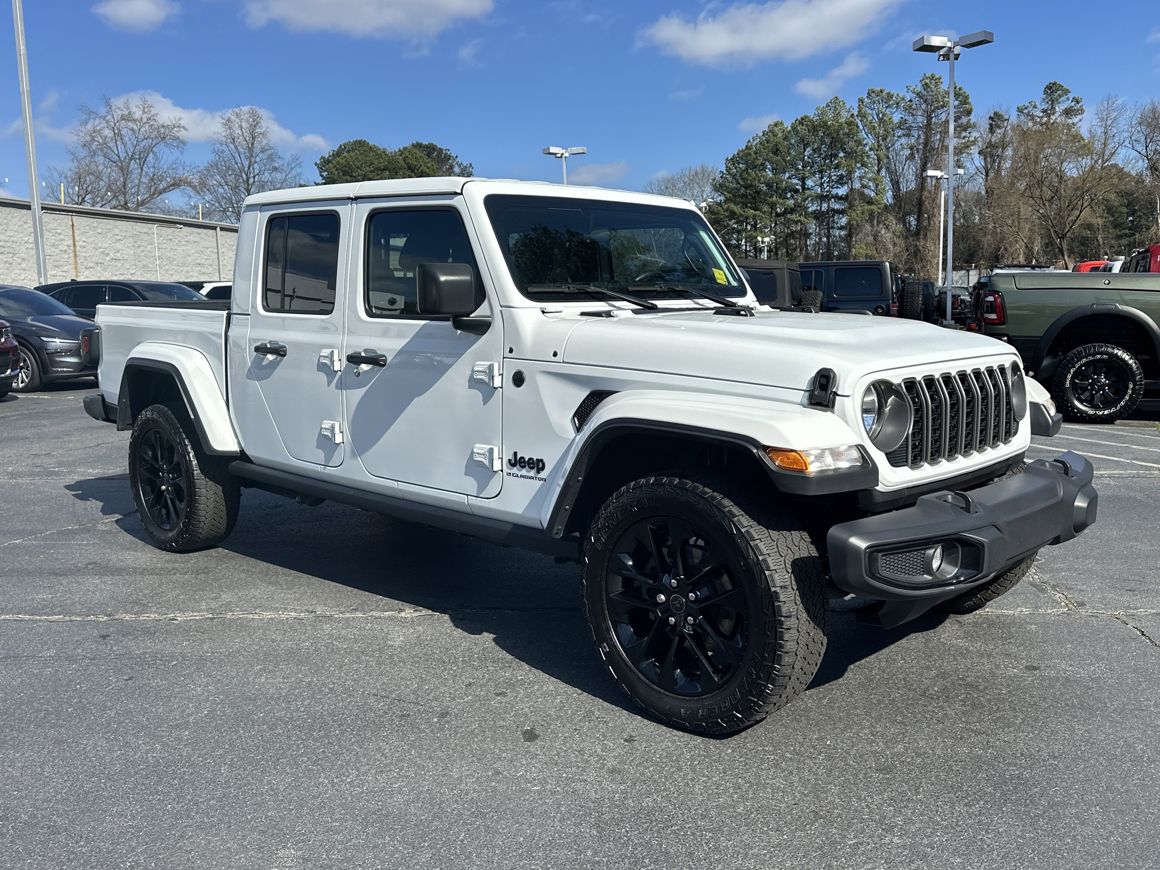Used 2025 Jeep Gladiator Sport image 2