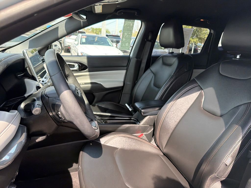 Used 2024 Jeep Compass Limited image 17