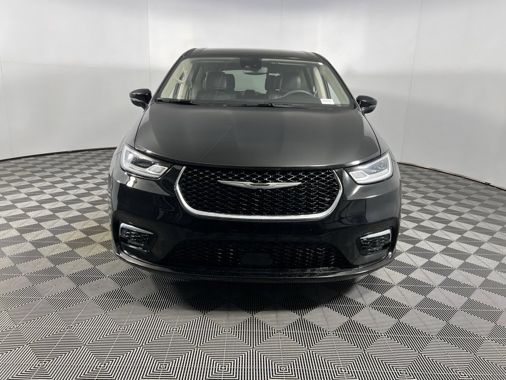 Used 2024 Chrysler Pacifica Touring-L image 7