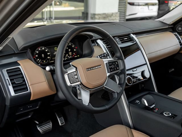 Certified 2025 Land Rover Discovery Metropolitan Edition AWD/4WD image 16