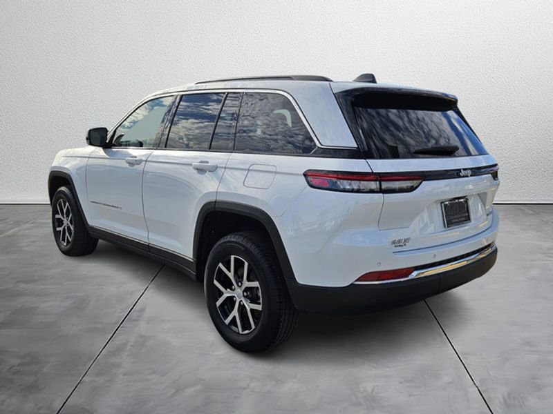 Used 2025 Jeep Grand Cherokee Limited image 4