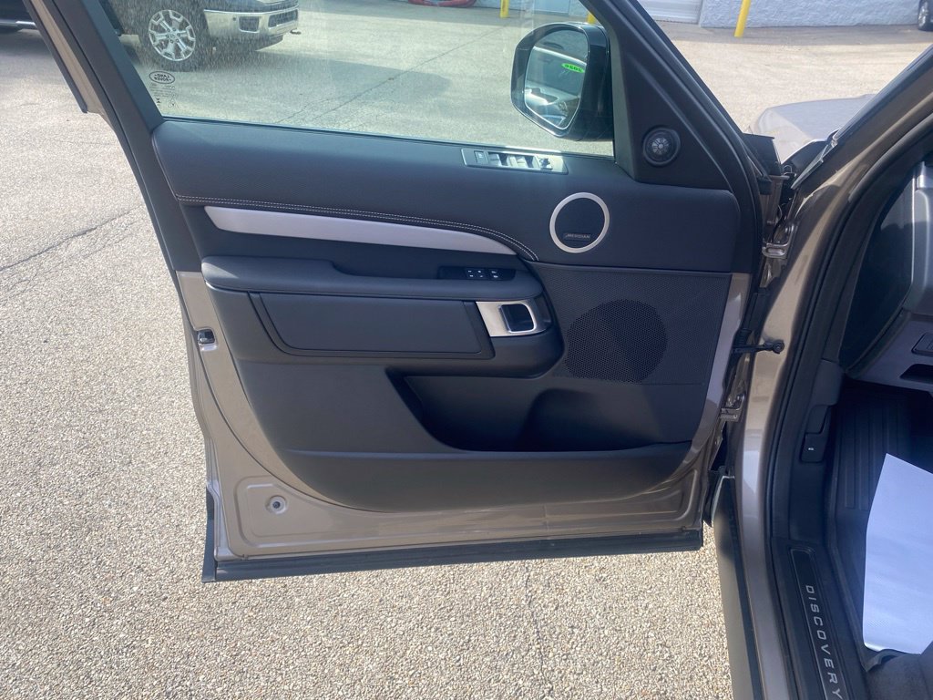 Used 2025 Land Rover Discovery Dynamic SE AWD/4WD image 9