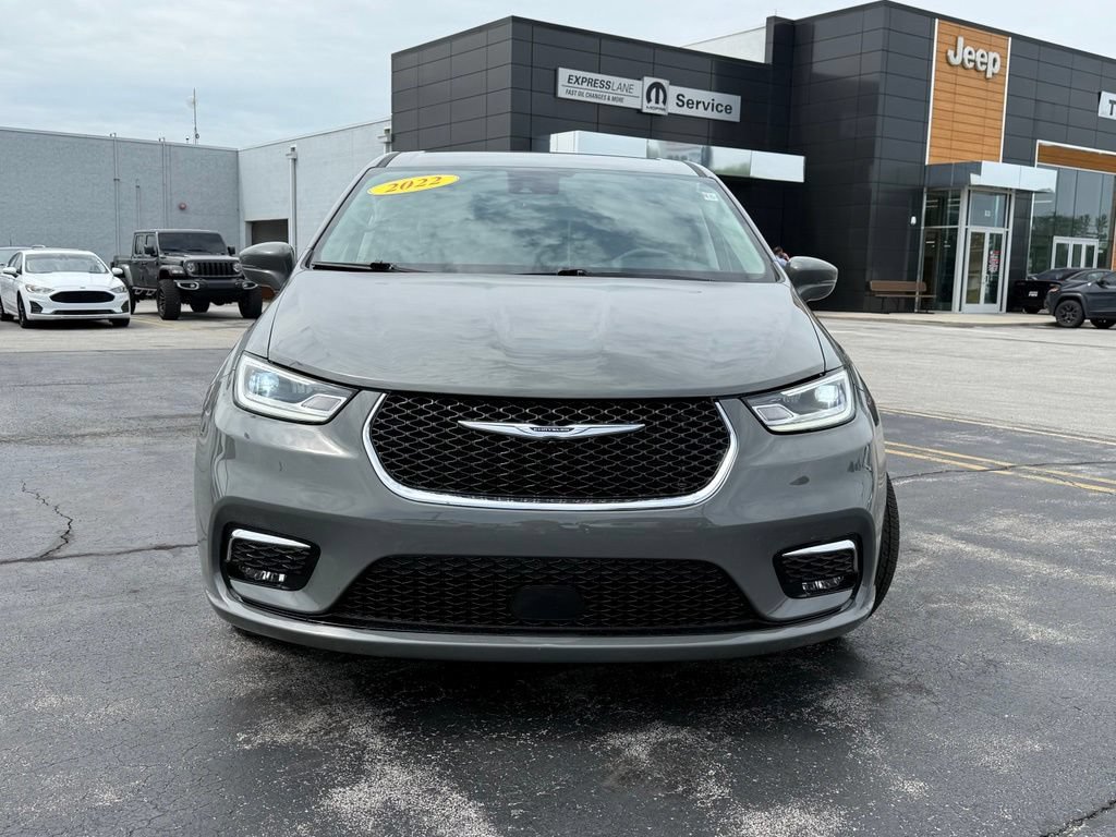 Used 2022 Chrysler Pacifica Touring-L FWD image 2