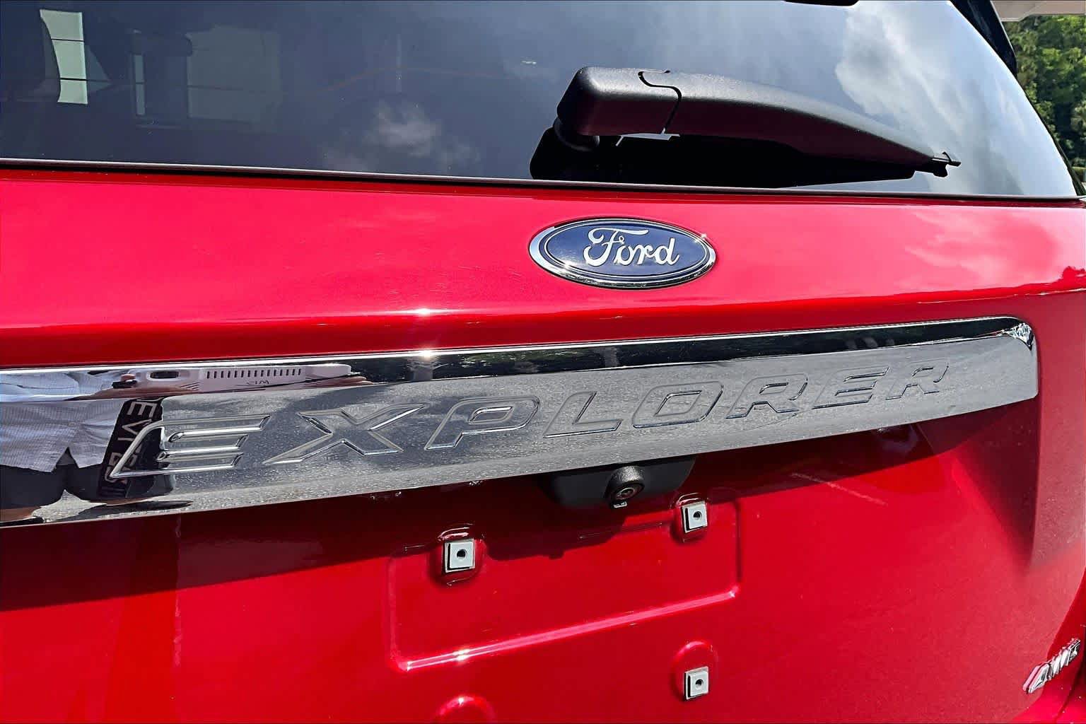 Used 2021 Ford Explorer Limited w/ Equipment Group 301A AWD/4WD image 31