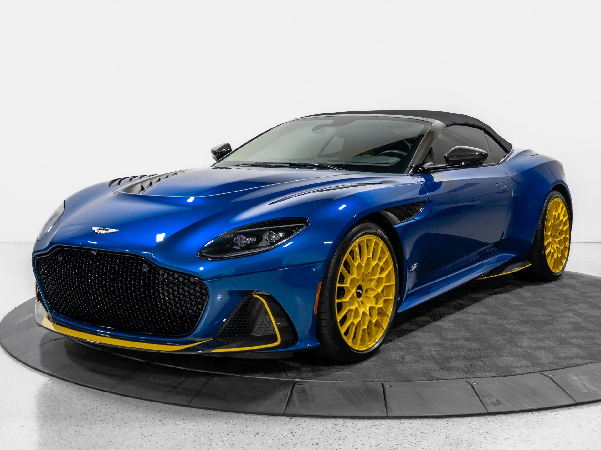 Used 2023 Aston Martin DBS Superleggera Volante RWD image 15