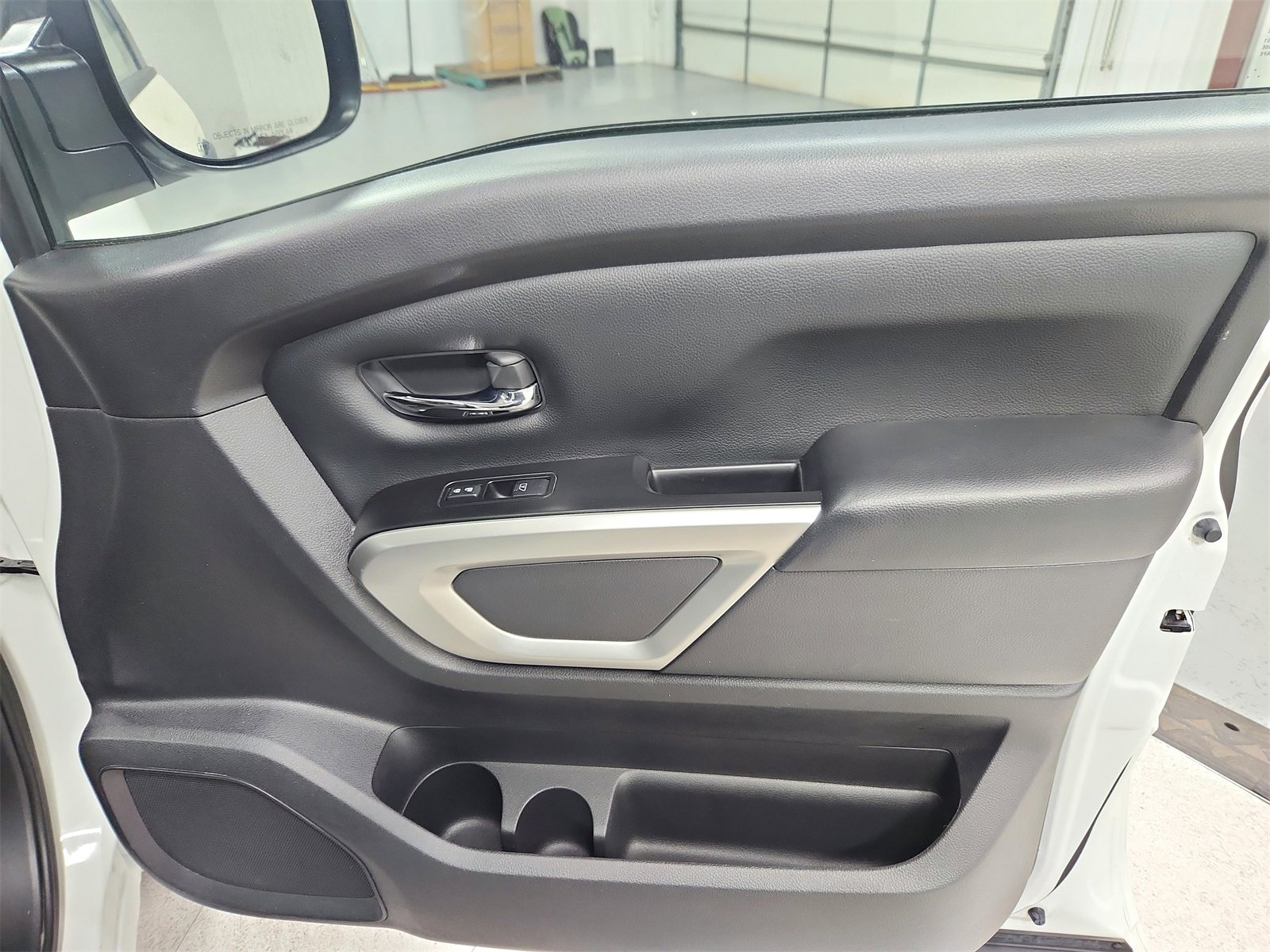 Used 2023 Nissan Titan SV image 33