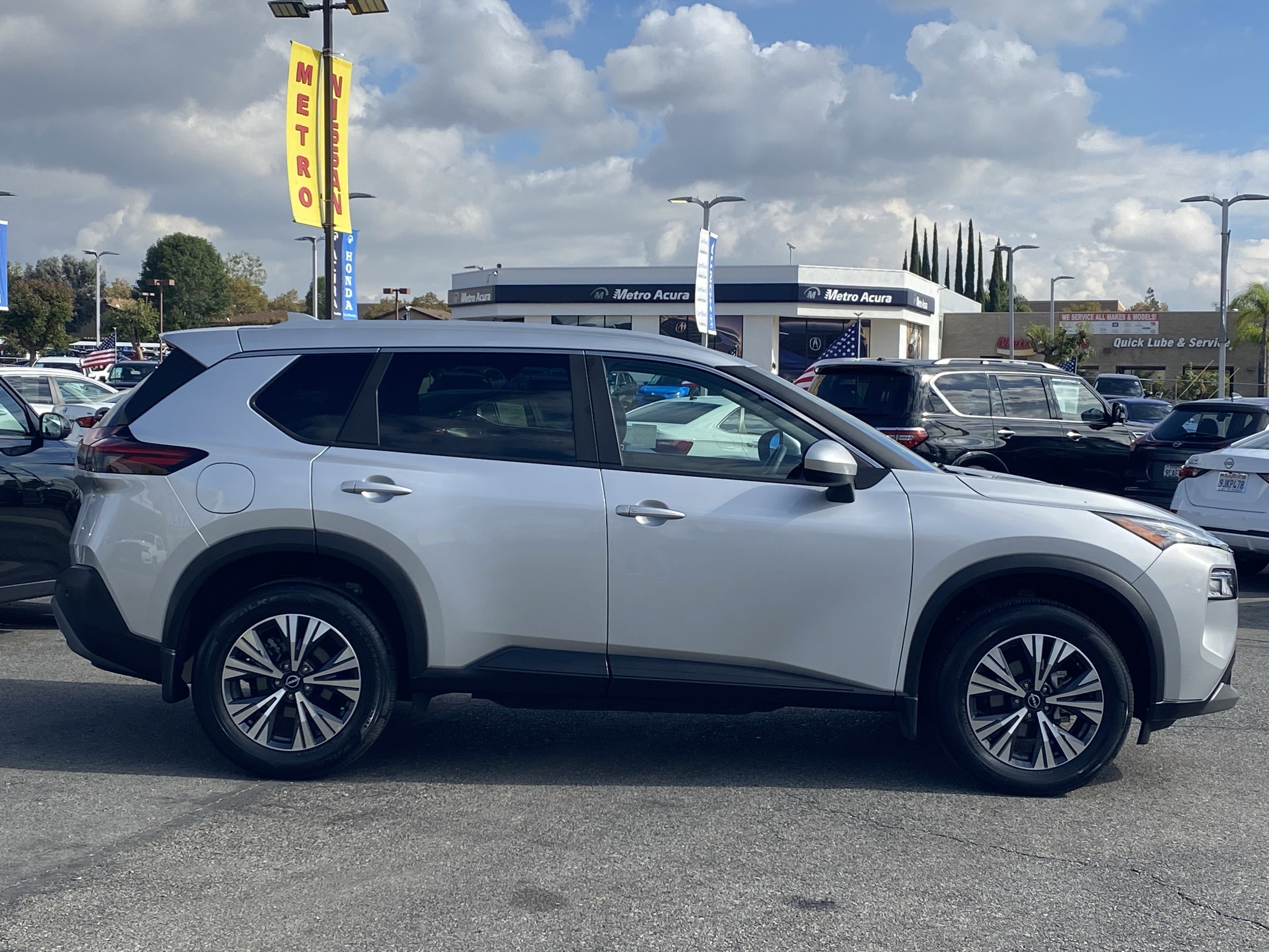 Used 2023 Nissan Rogue SV w/ SV Premium B Package image 2