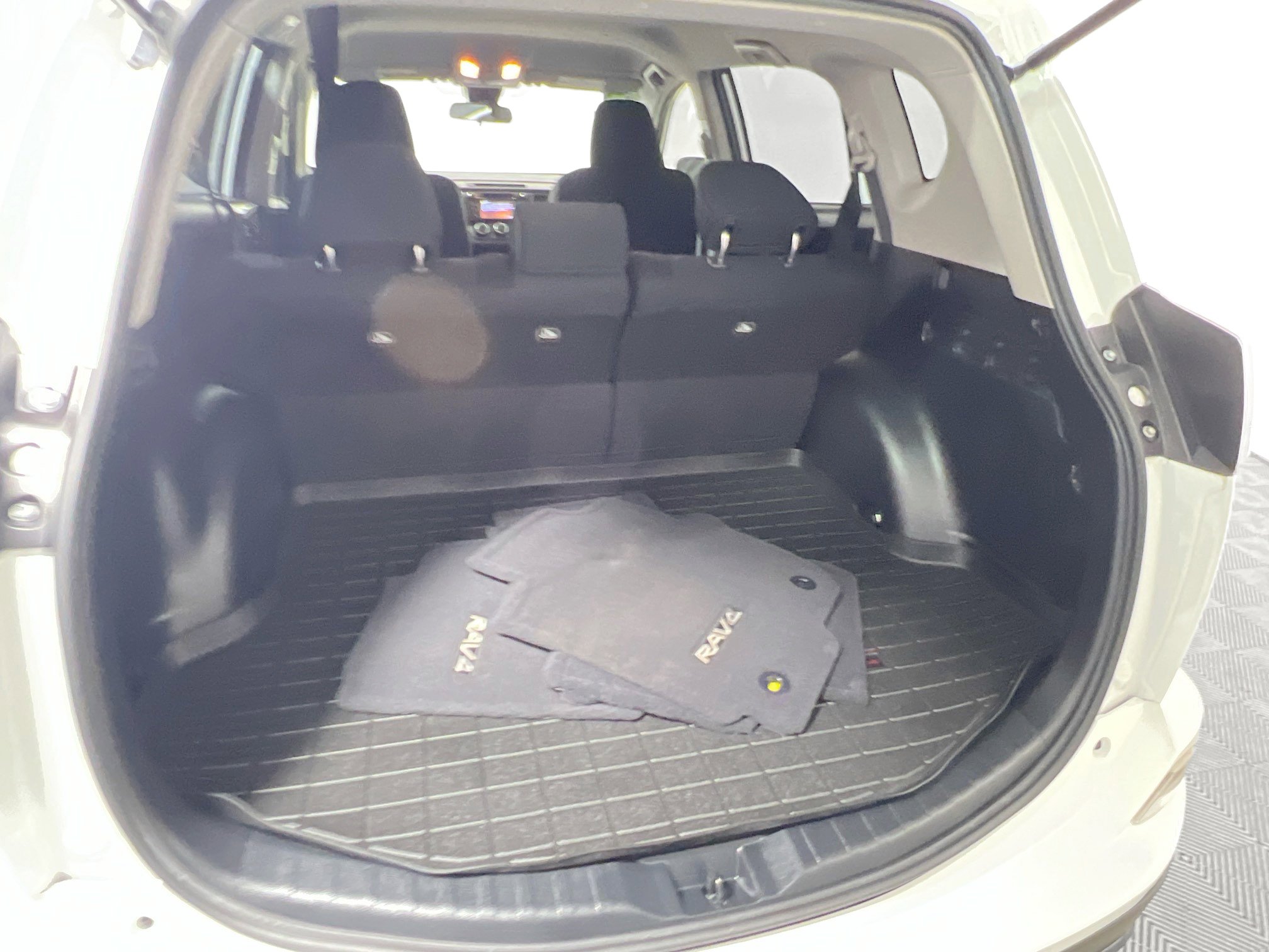 Used 2018 Toyota RAV4 LE FWD image 34