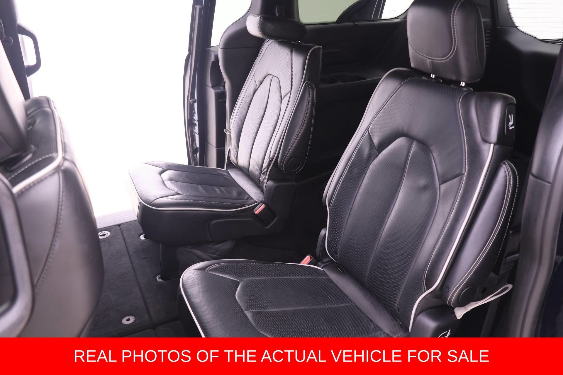 Used 2025 Chrysler Pacifica Limited FWD image 10
