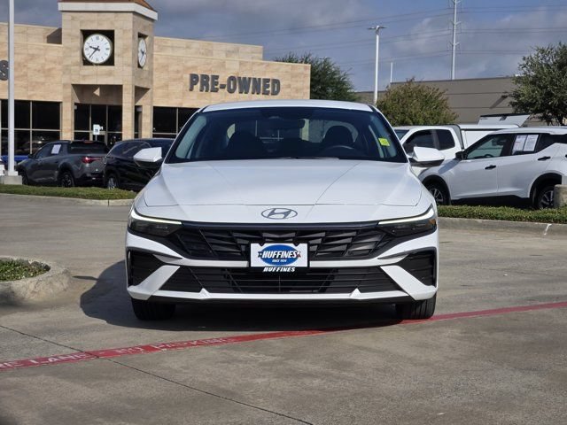 Used 2025 Hyundai Elantra Hybrid FWD image 2
