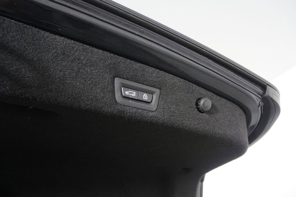 Used 2022 BMW 740i xDrive w/ M Sport Package image 18