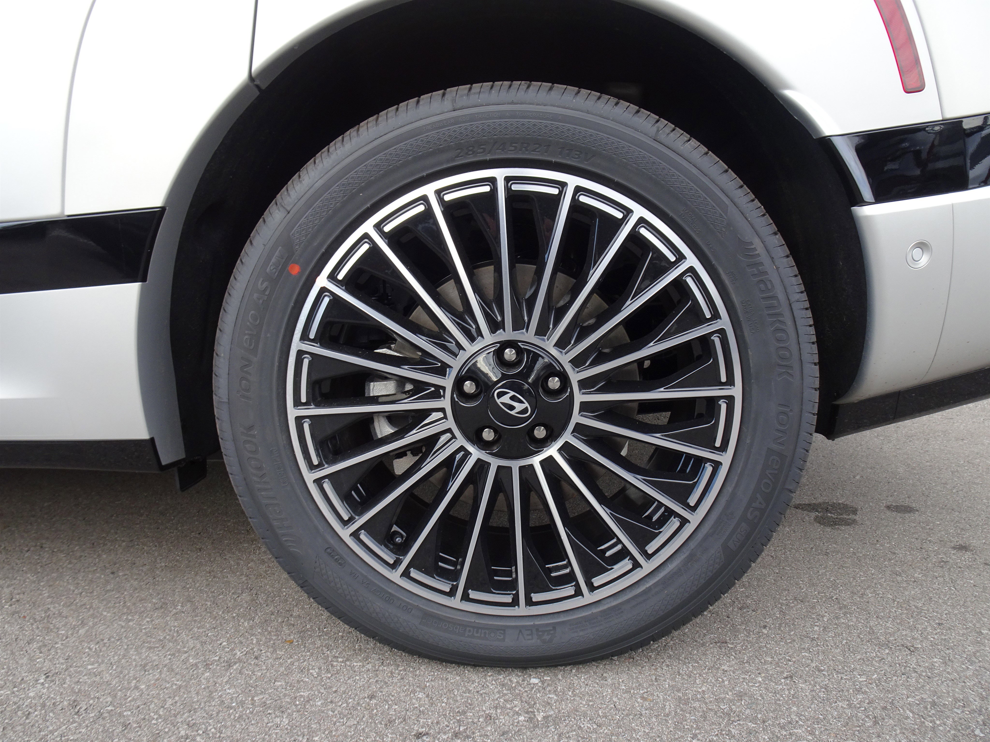 New 2026 Hyundai Ioniq 9 Calligraphy image 3