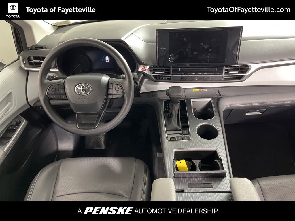 Used 2025 Toyota Sienna LE w/ LE Plus Package image 5