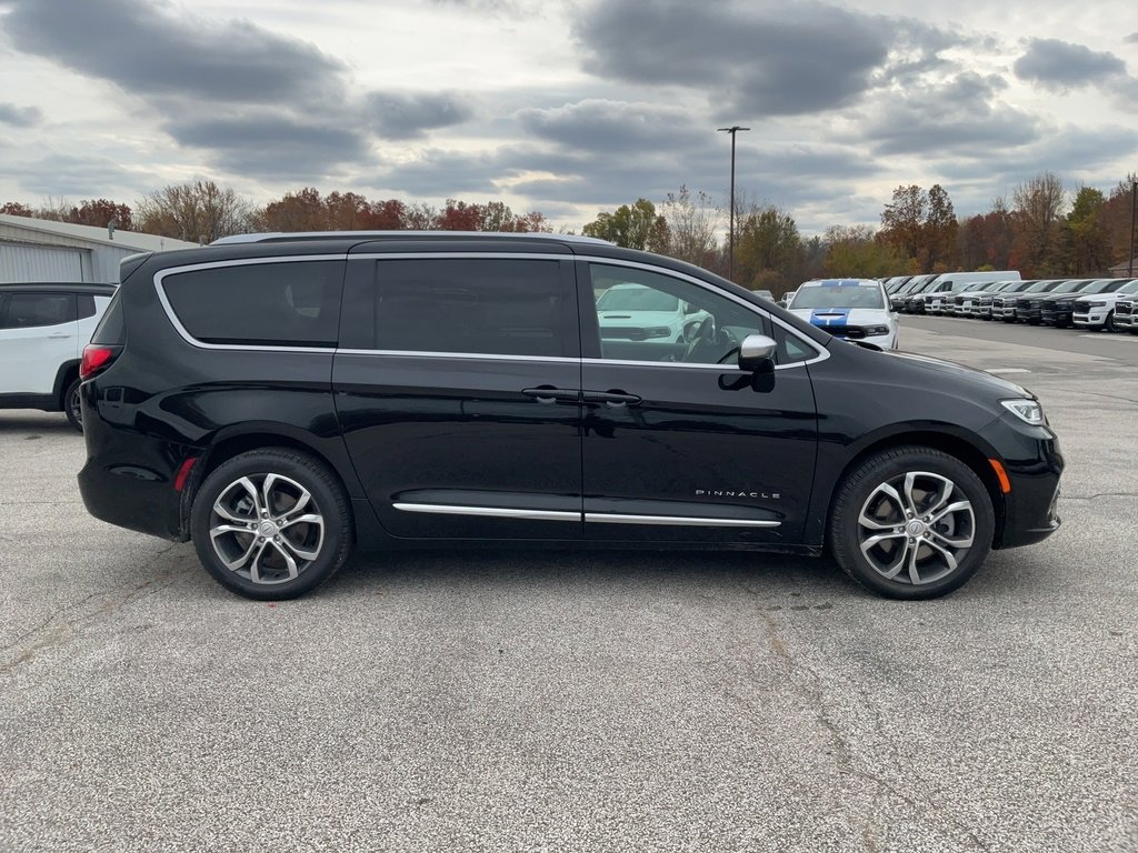 Used 2026 Chrysler Pacifica Pinnacle image 4