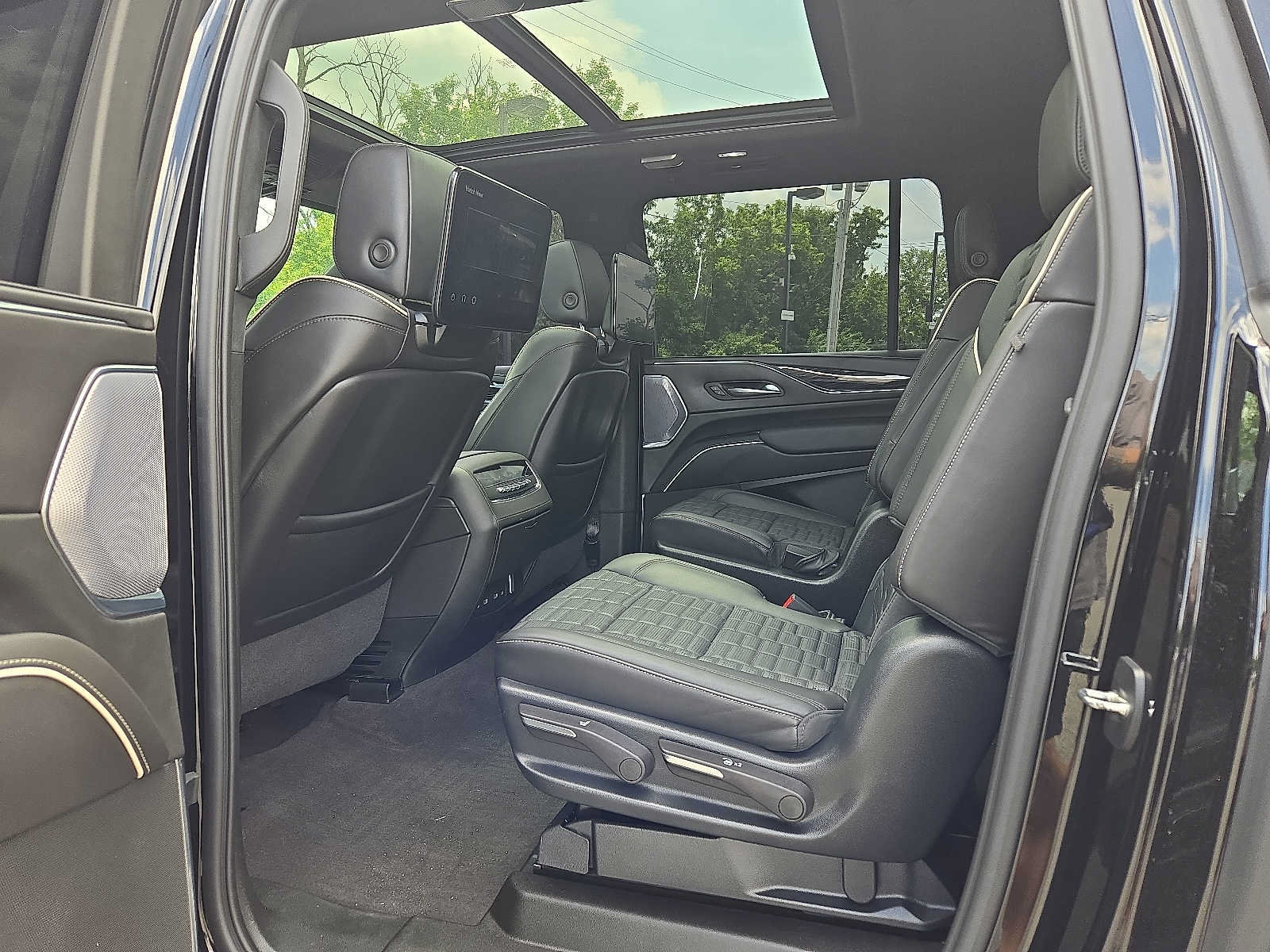 Used 2023 Cadillac Escalade ESV V w/ LPO, ONYX Package AWD/4WD image 10