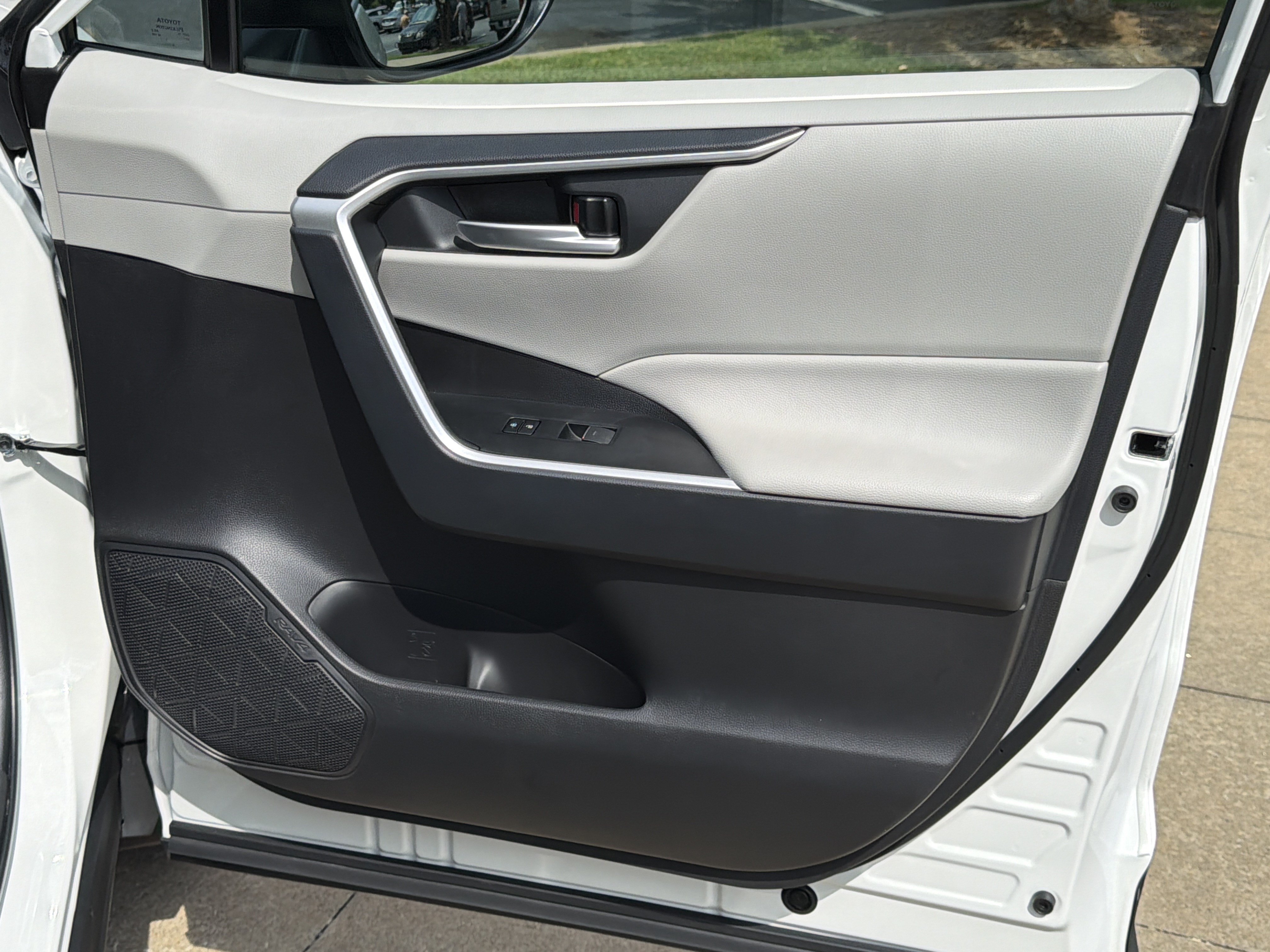 Used 2024 Toyota RAV4 XLE FWD image 14