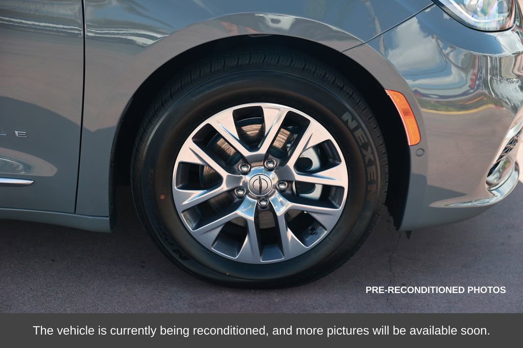 Used 2023 Chrysler Pacifica Pinnacle image 8