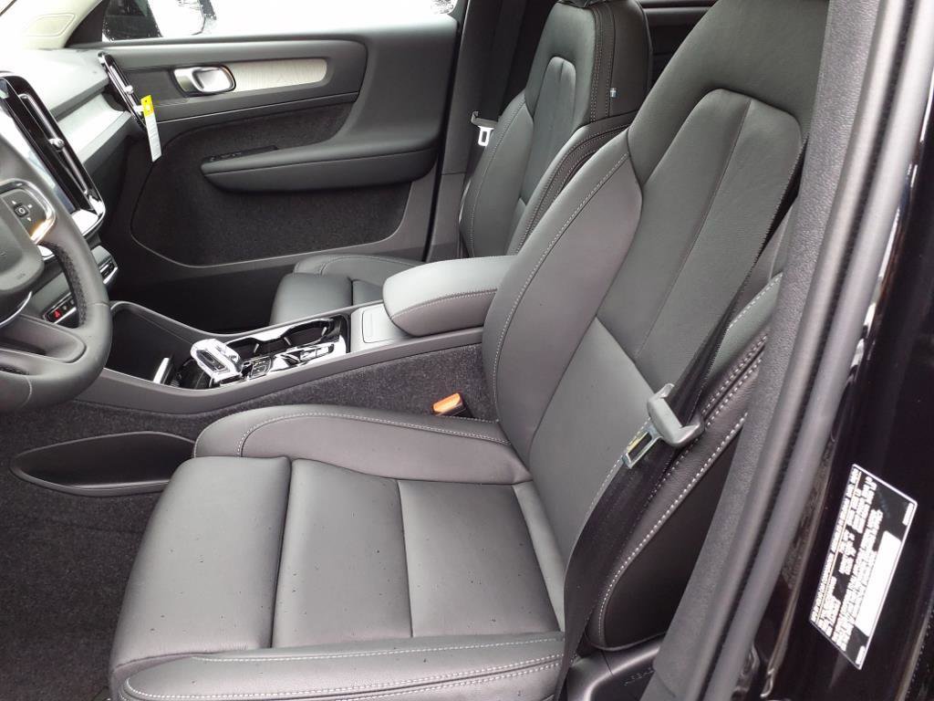 New 2025 Volvo XC40 B5 Plus w/ Climate Package image 18