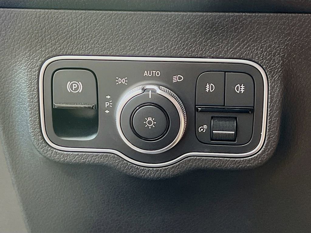 Used 2024 Mercedes-Benz GLB 250 image 11