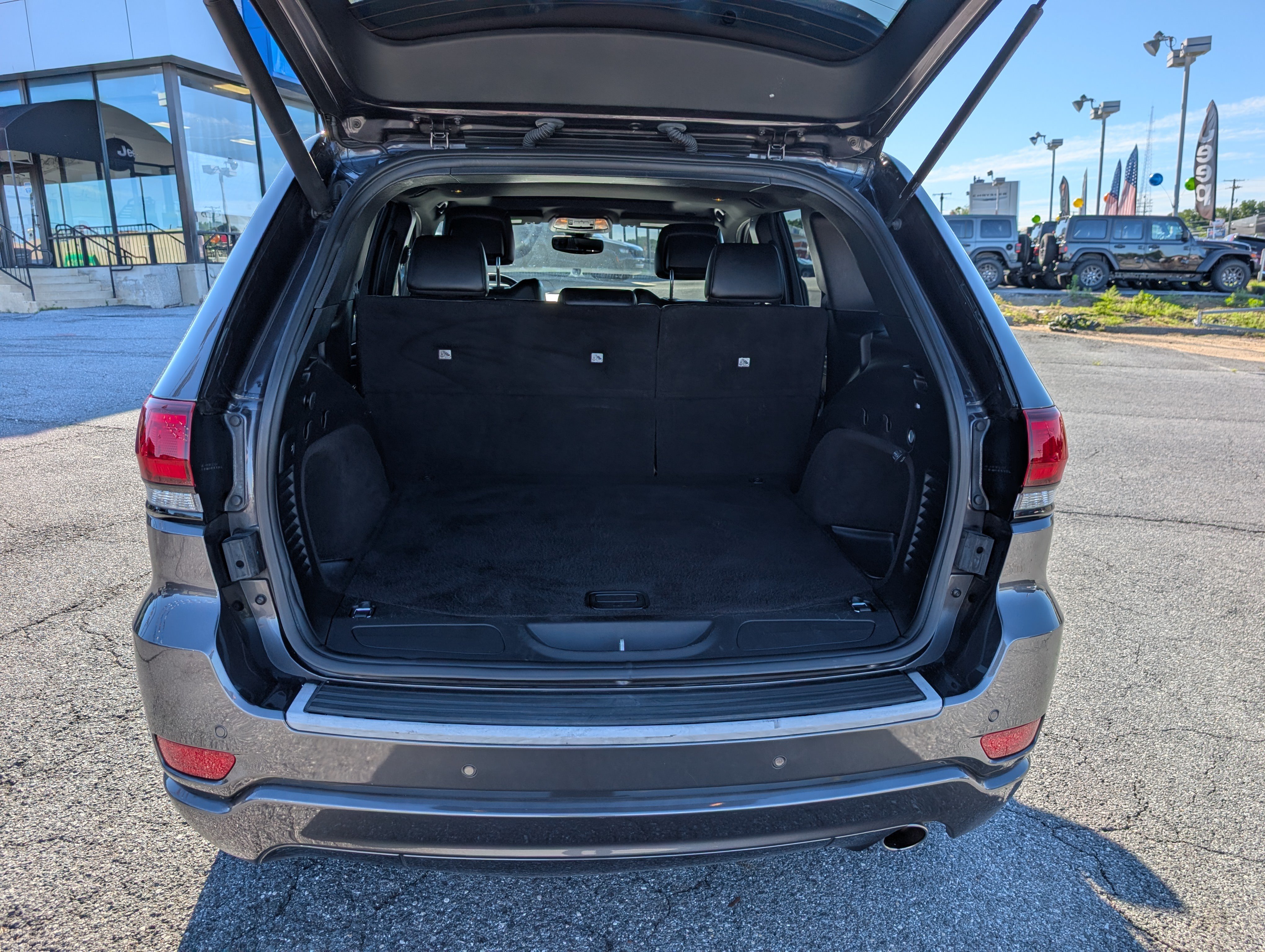 Used 2020 Jeep Grand Cherokee Altitude AWD/4WD image 12