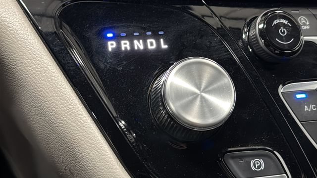 Used 2023 Chrysler Pacifica Touring-L FWD image 17