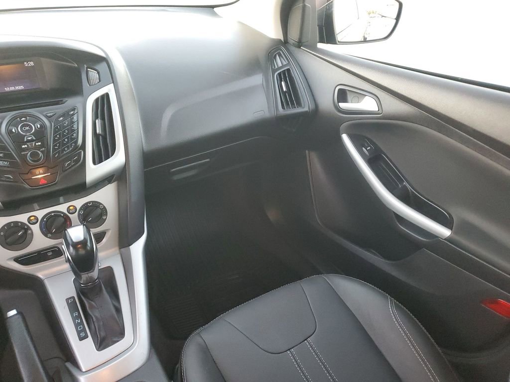 Used 2014 Ford Focus SE w/ Equipment Group 201A image 11
