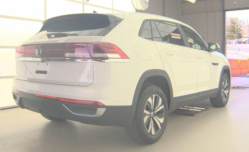 Used 2025 Volkswagen Atlas Cross Sport SE FWD image 3