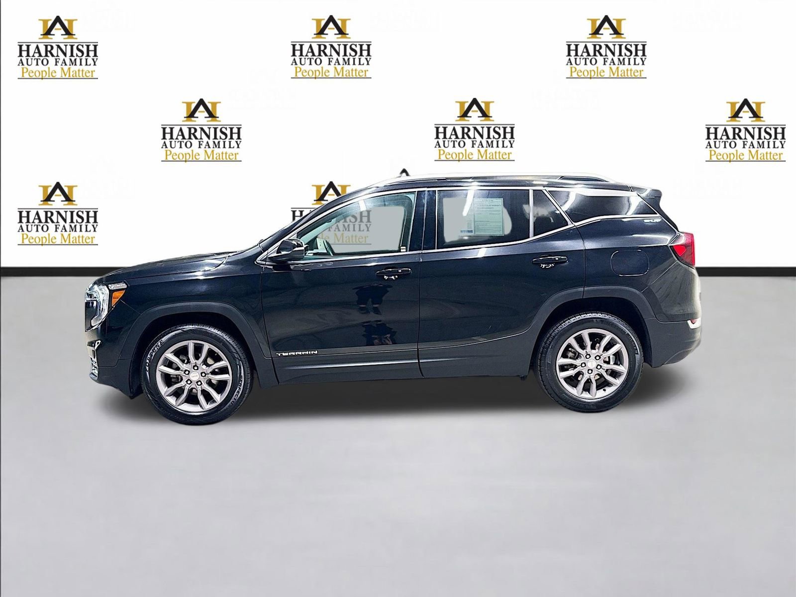 Used 2024 GMC Terrain SLT AWD/4WD image 9