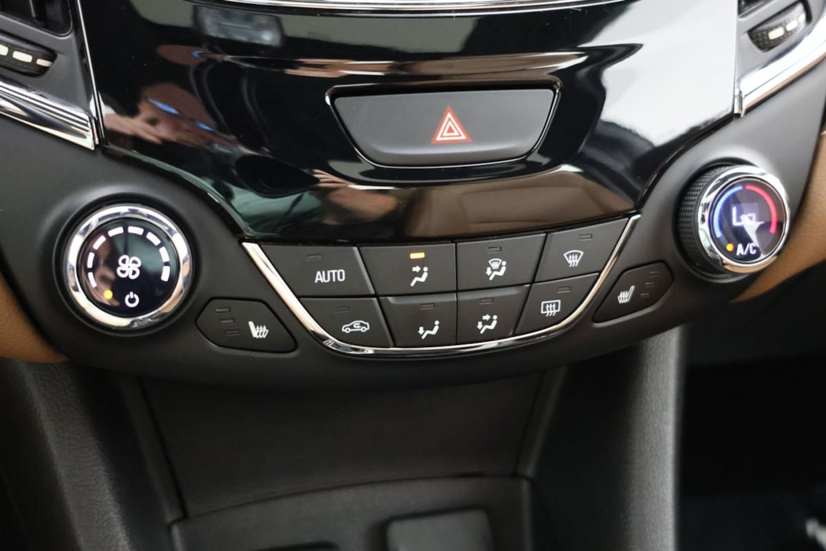 Used 2019 Chevrolet Cruze Premier w/ Sun And Sound Package FWD image 29