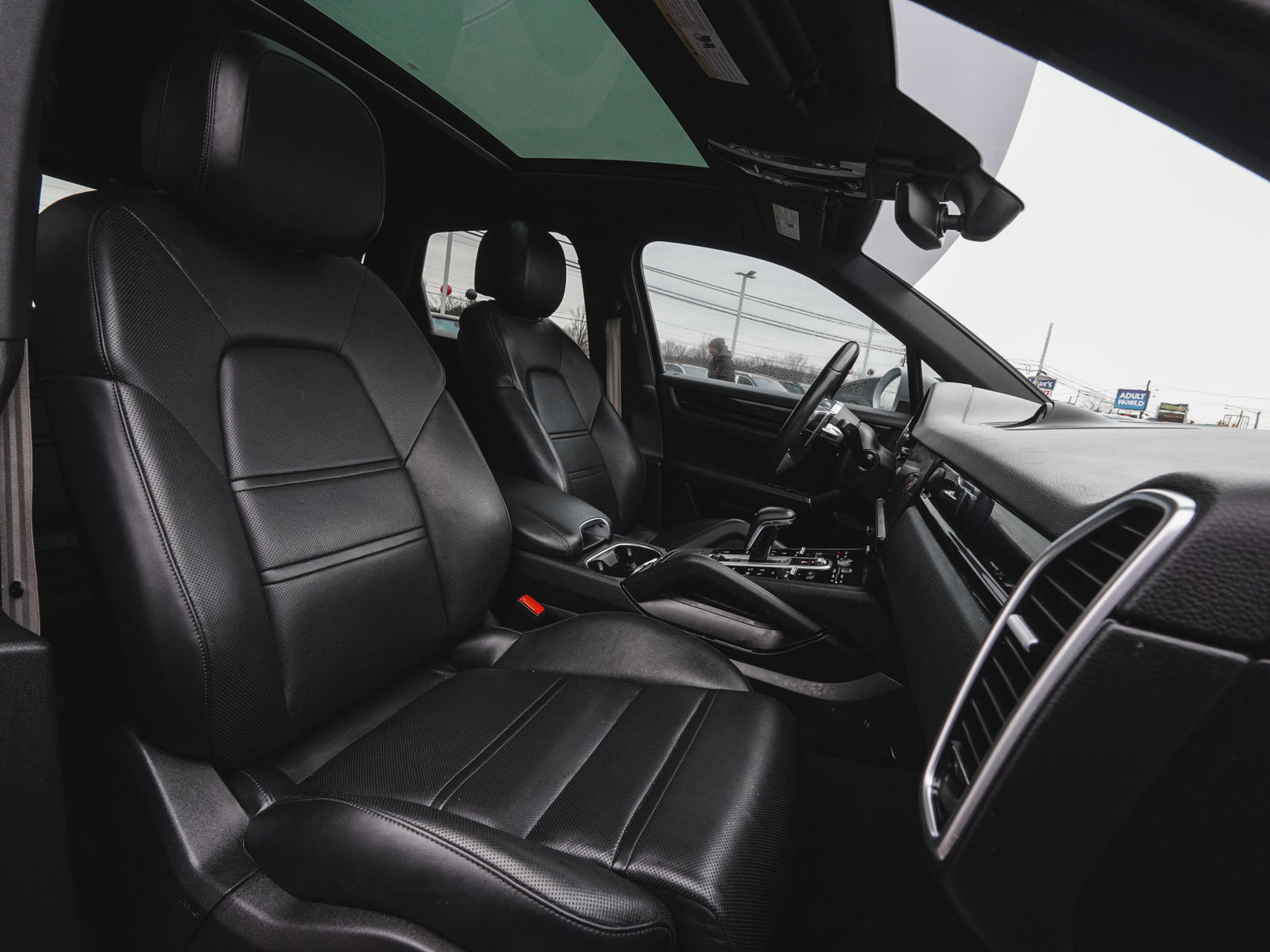 Used 2023 Porsche Cayenne w/ Premium Package image 45