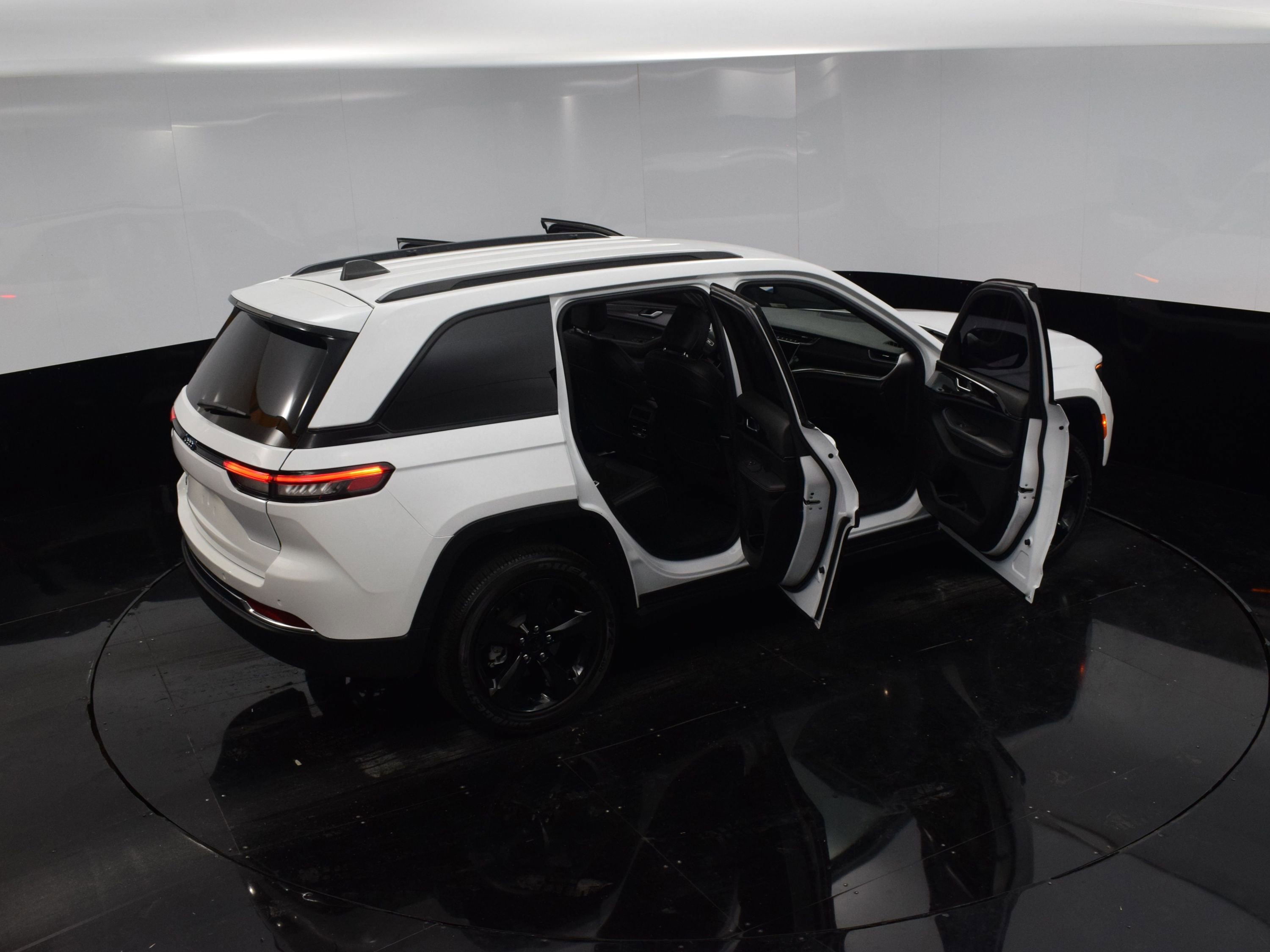 Used 2023 Jeep Grand Cherokee Altitude image 40