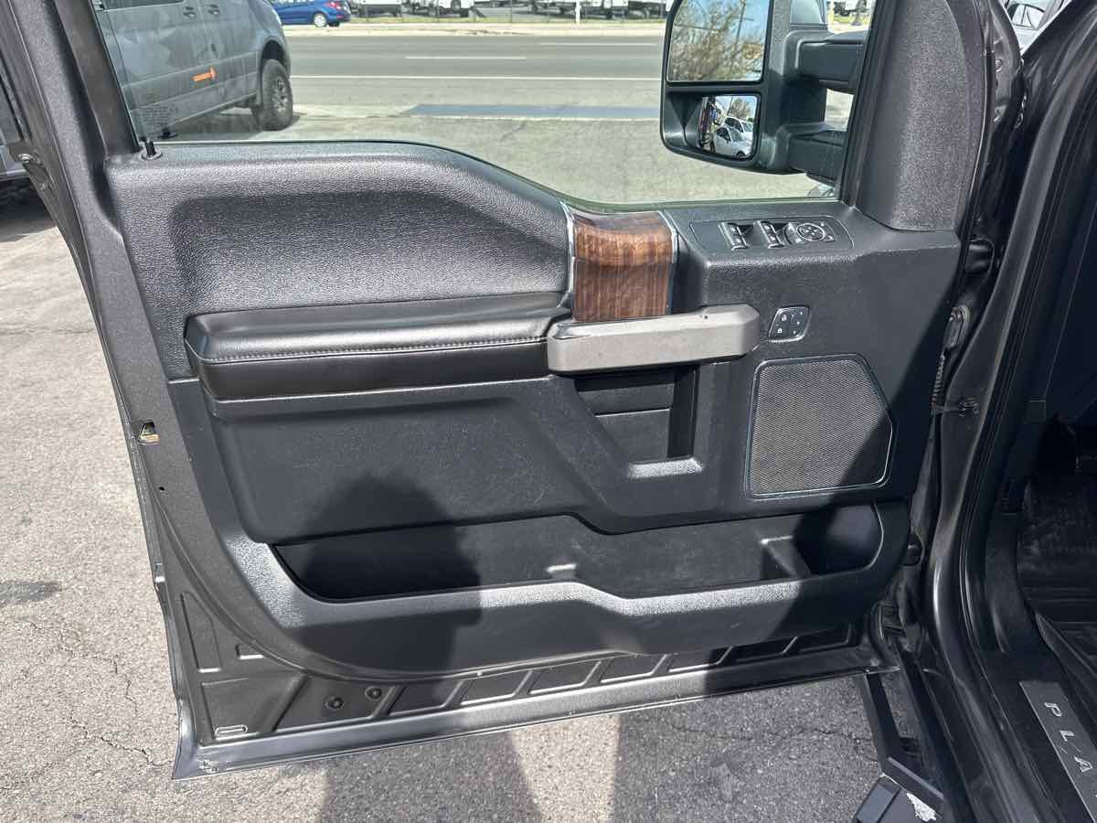 Used 2017 Ford F150 Platinum w/ Equipment Group 701A Luxury image 10