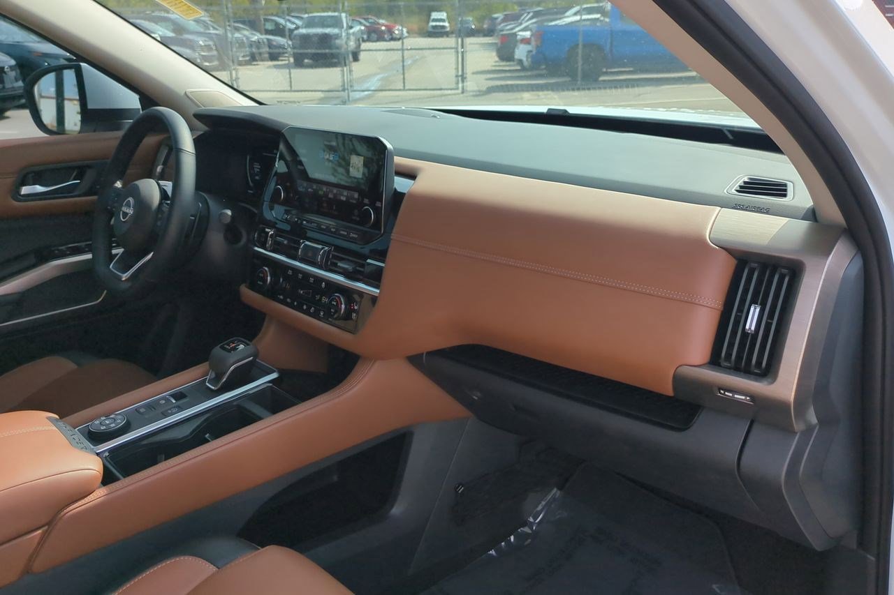 Certified 2025 Nissan Pathfinder Platinum AWD/4WD image 45