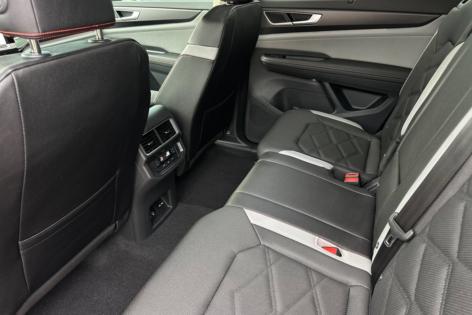 New 2025 Volkswagen Atlas Peak Edition SE AWD/4WD image 12