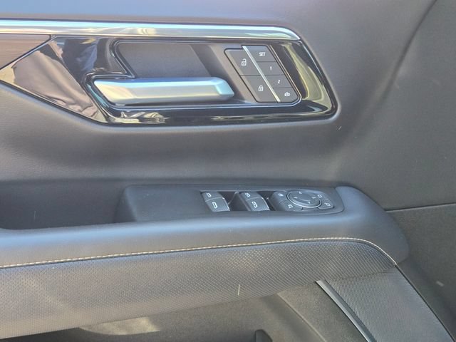 Used 2025 Chevrolet Suburban Premier AWD/4WD image 17