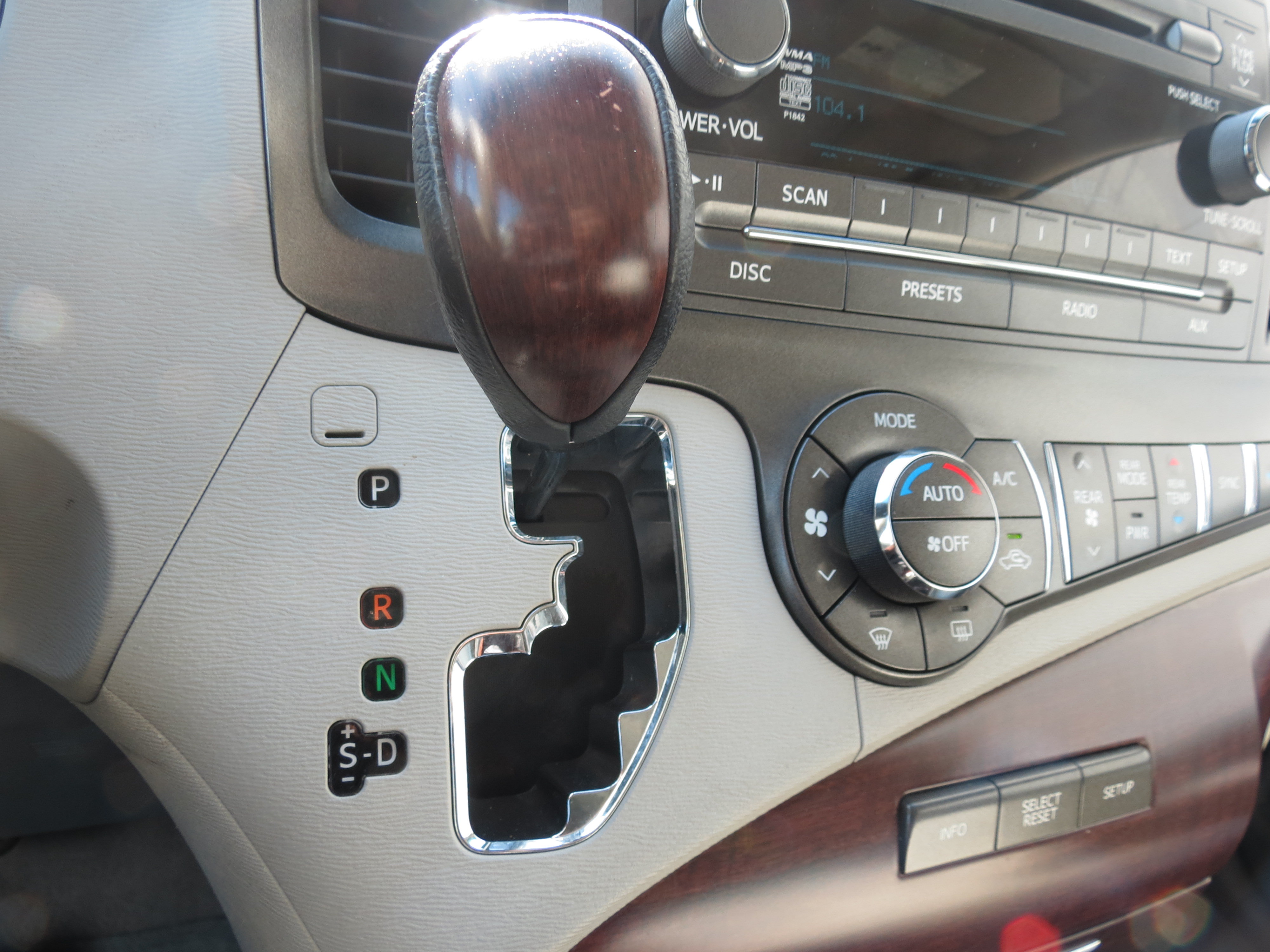 Used 2011 Toyota Sienna XLE FWD image 22