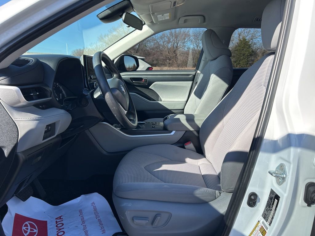 Used 2023 Toyota Highlander L image 11