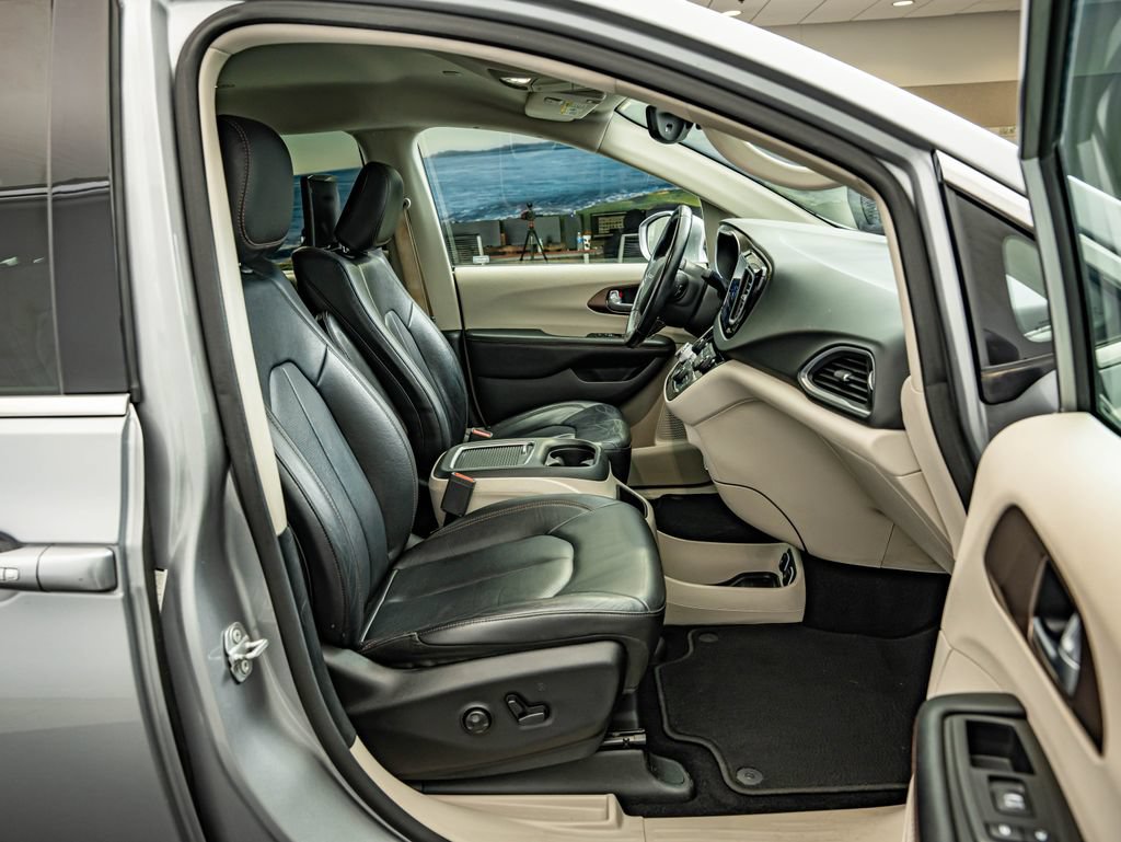 Used 2018 Chrysler Pacifica Touring-L Plus w/ Tire & Wheel Group FWD image 42