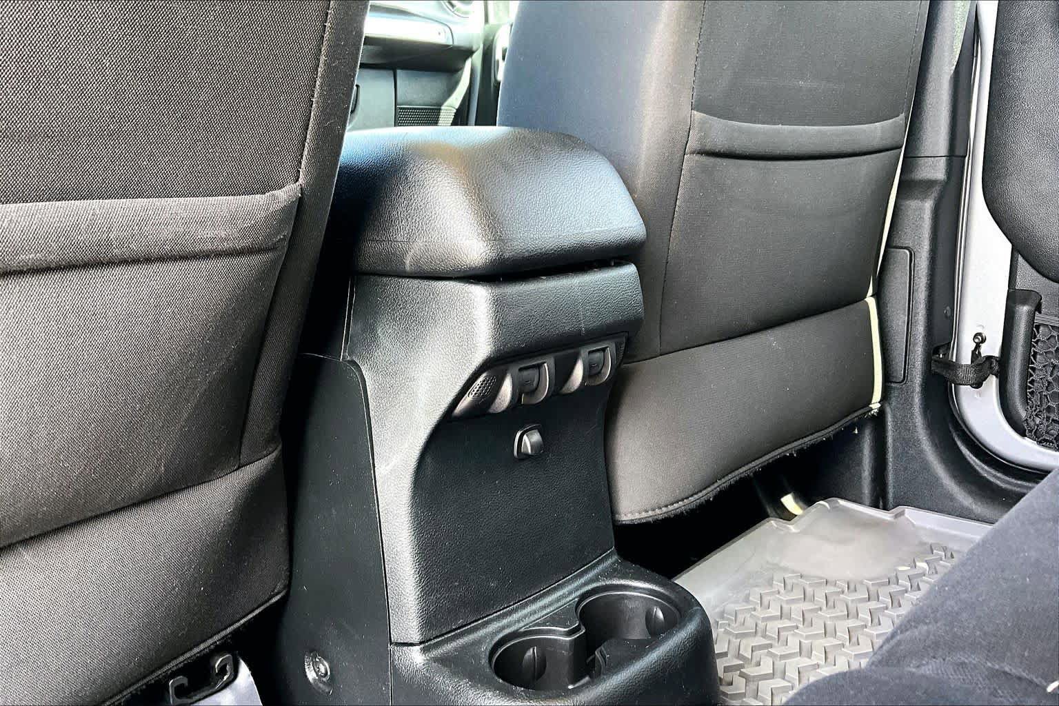 Used 2018 Jeep Wrangler Unlimited Sahara w/ Connectivity Group AWD/4WD image 35