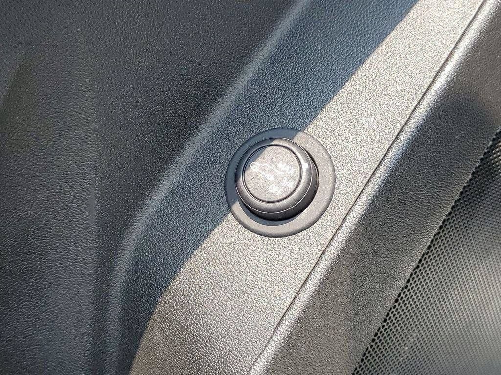 Used 2022 Chevrolet Equinox RS FWD image 24