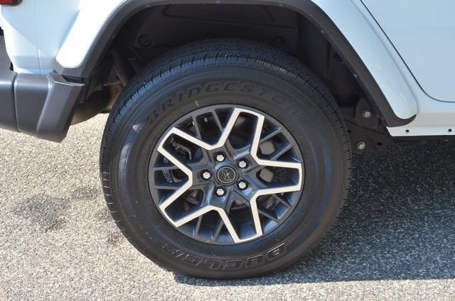 Used 2025 Jeep Wrangler Unlimited Sahara AWD/4WD image 11