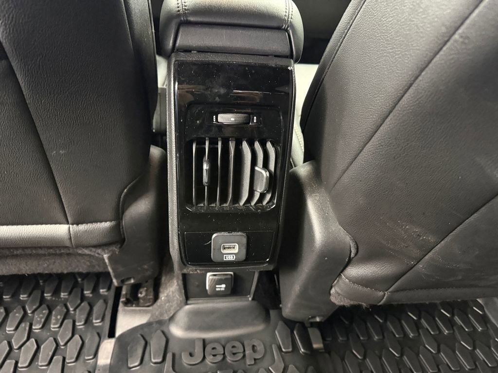 Used 2024 Jeep Compass Latitude image 28
